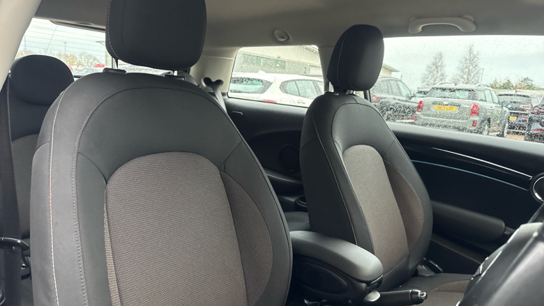 MINI Hatchback 1.5 Cooper Classic 3dr Auto Petrol Hatchback